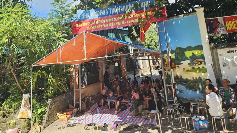 Residents of Ba Vì commune set up a tent to keep watch and prevent outsiders from heading up the mountain. Photo: save.bavi/Threads.