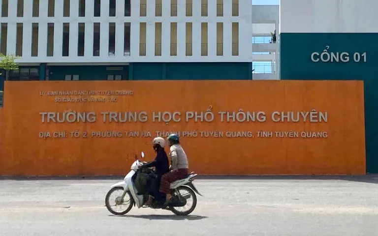 The entrance to Tuyên Quang High School for the Gifted. Photo: Nguyên Bảo/Tuổi Trẻ.