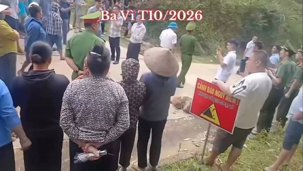 Police and residents gather at the Ba Vì safari project site in Hà Nội. Photo: tungle8383/Threads.