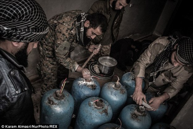 Aleppo: "Rebels" fill gas canisters with nails and high explosive to be fired from the Hell Cannon
