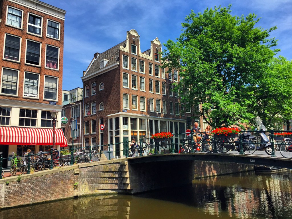 When summer comes to Amsterdam this pretty city really shines! Here are seven fun things to do on one of those cheerful sunny summer days in Amsterdam.