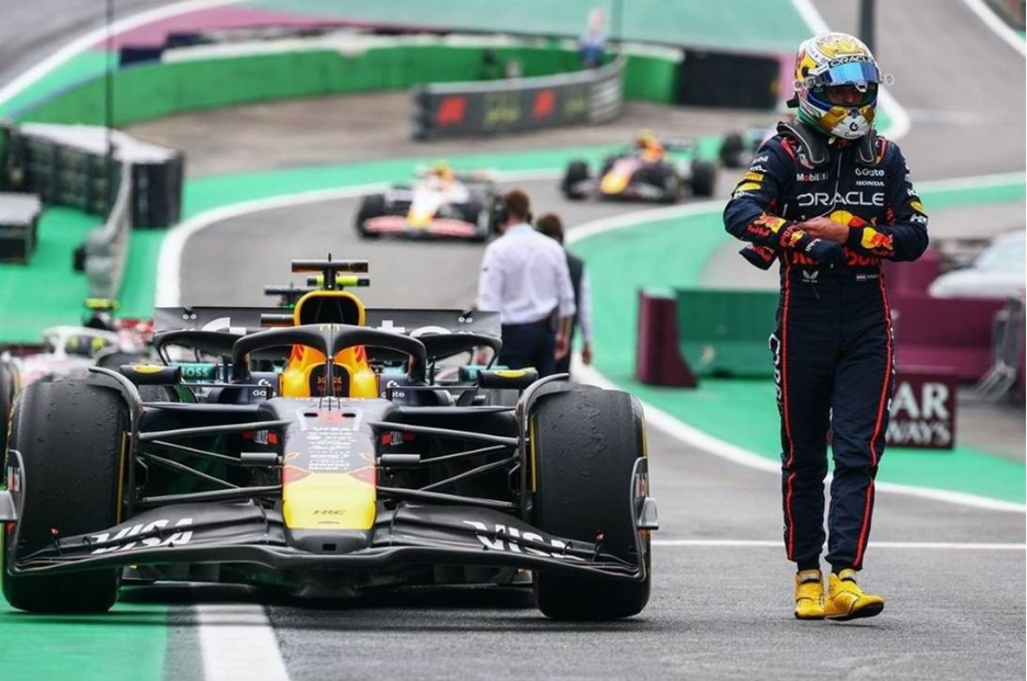 Max Verstappen standing next to his car, ready to race // Image: Internet