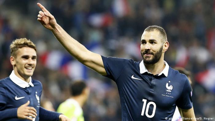 وظهر بنزيما عبر حسابه الرسمي على إنستغرام في فيديو وهو يرتدي الزي العربي، قائلا: كريم بنزيما..قراءة القرآن قبل دخول الملعب..أشياء تكشف لأول ...