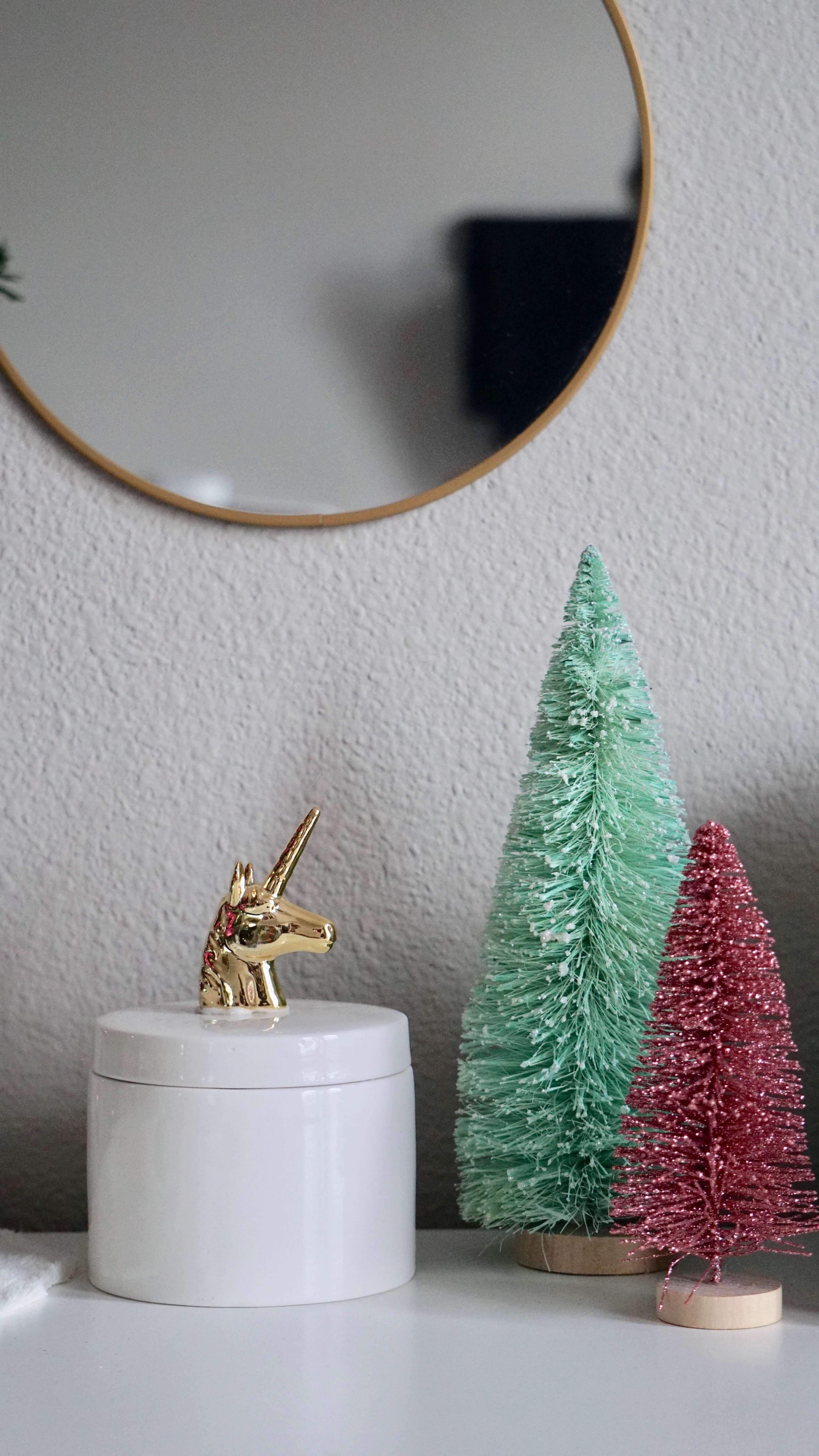 girl room Christmas decor