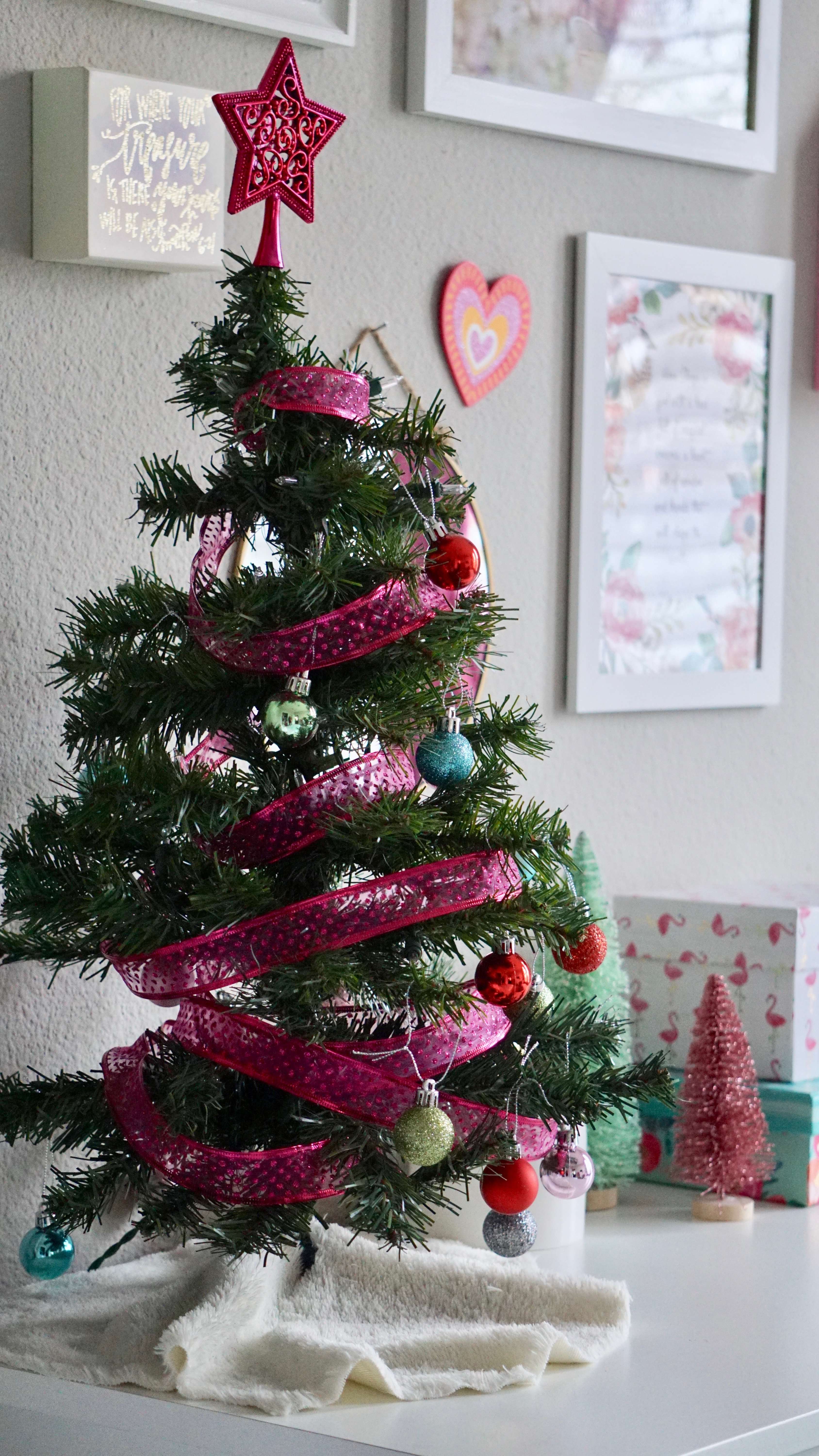 girl room Christmas decor