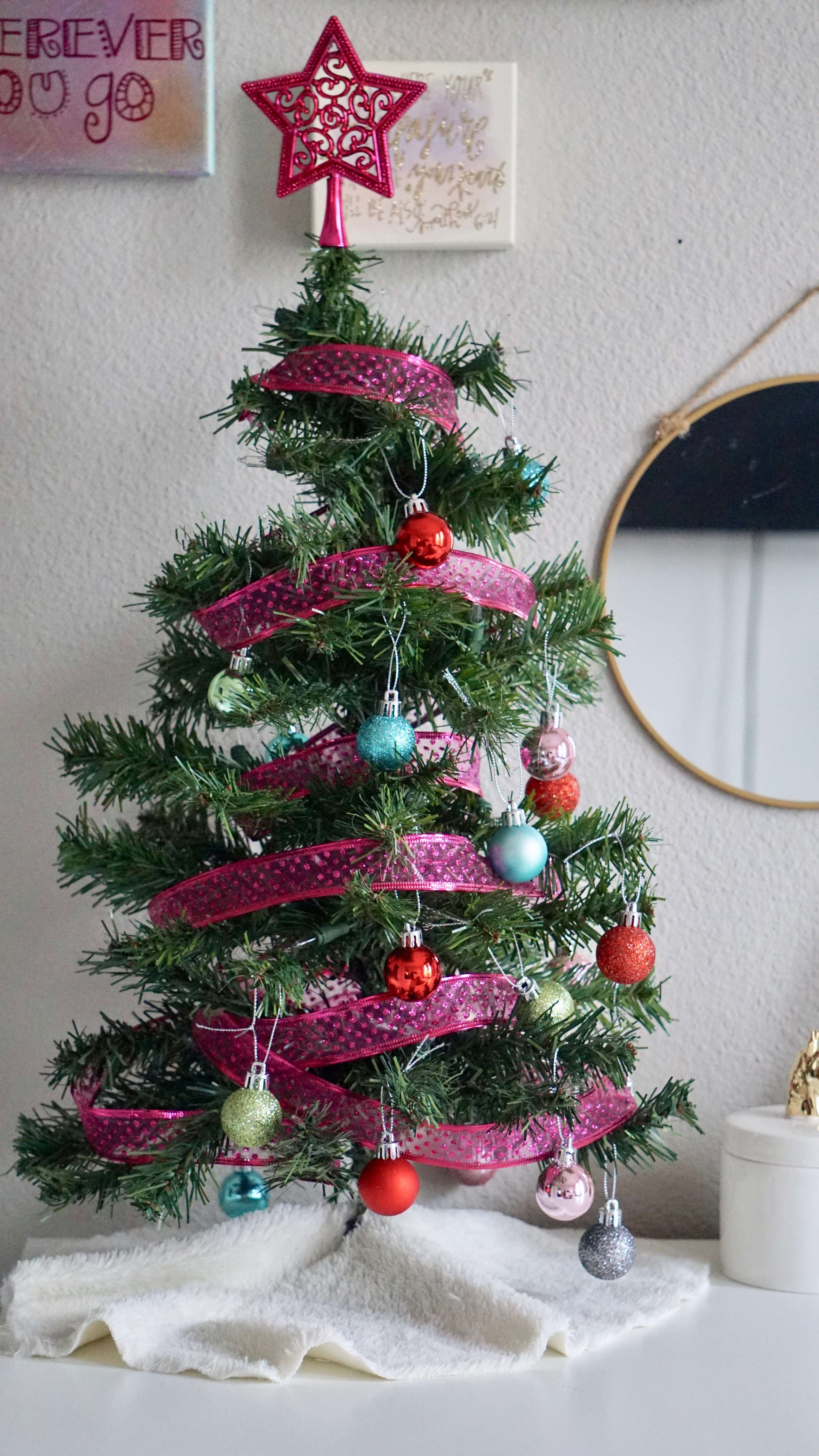 girl room Christmas decor