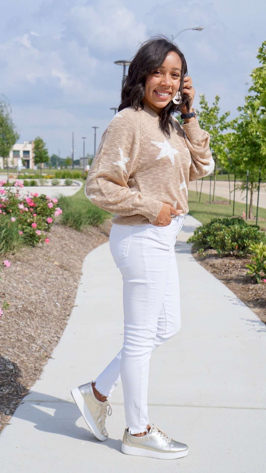 Lightweight Sweater paired white skinny jeans and metallic sneakers