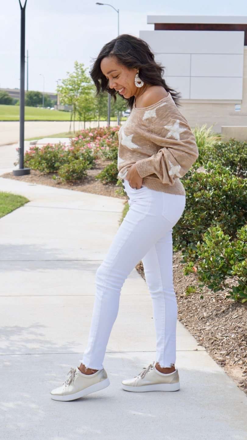 Lightweight Sweater paired white skinny jeans and metallic sneakers