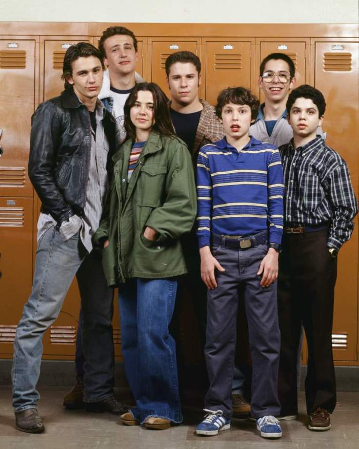 FREAKS AND GEEKS -- Season 1 Gallery -- Pictured: (l-r) James Franco as Daniel Desario, Jason Segel as Nick Andopolis, Linda Cardellini as Lindsay Weir, Seth Rogen as Ken Miller, John Francis Daley as Sam Weir, Martin Starr as Bill Haverchuck, and Samm Levine as Neal Schweiber -- (Photo by: Chris Haston/NBC/NBCU Photo Bank via Getty Images)