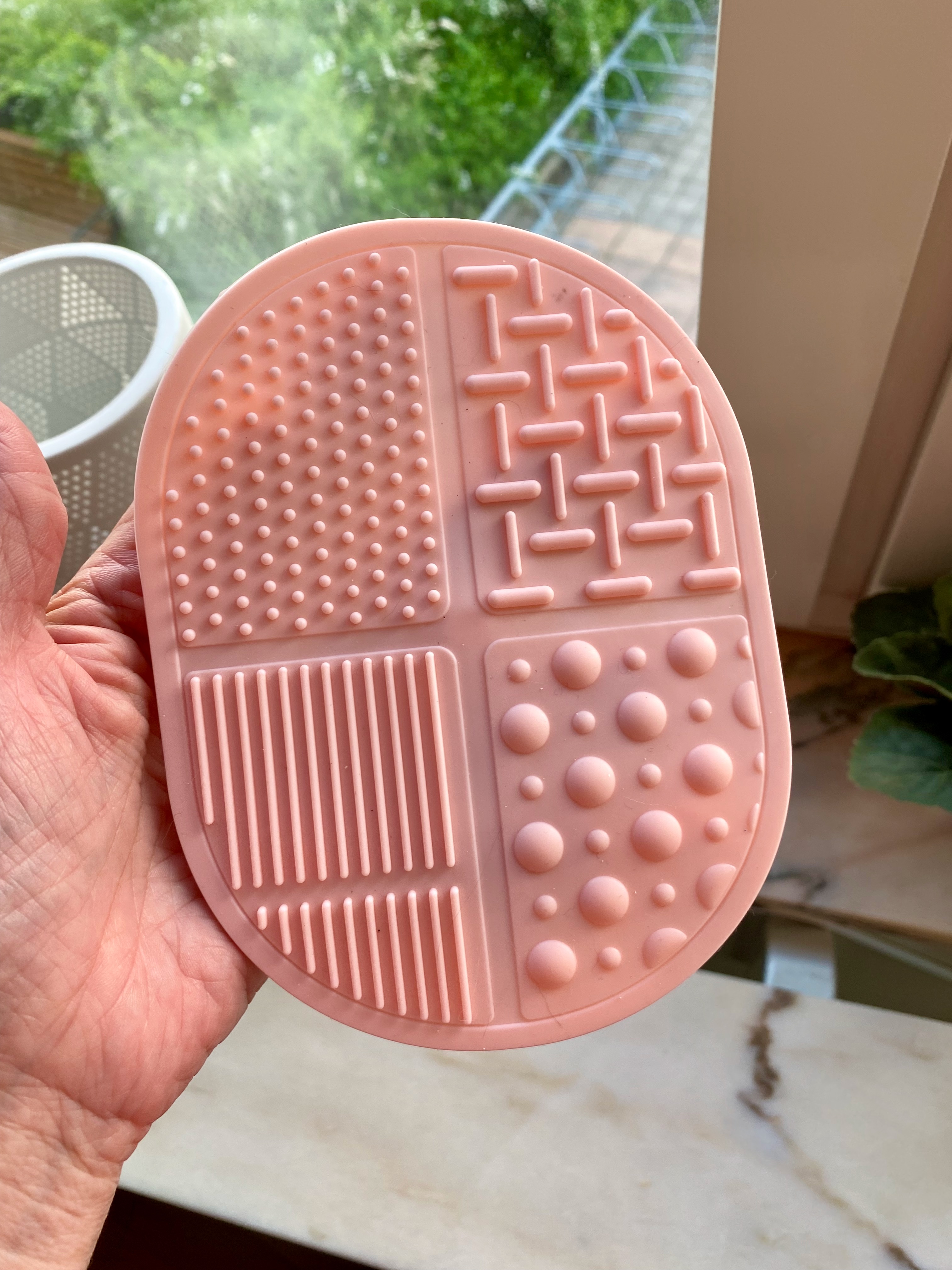 Makeup brush cleaning mat