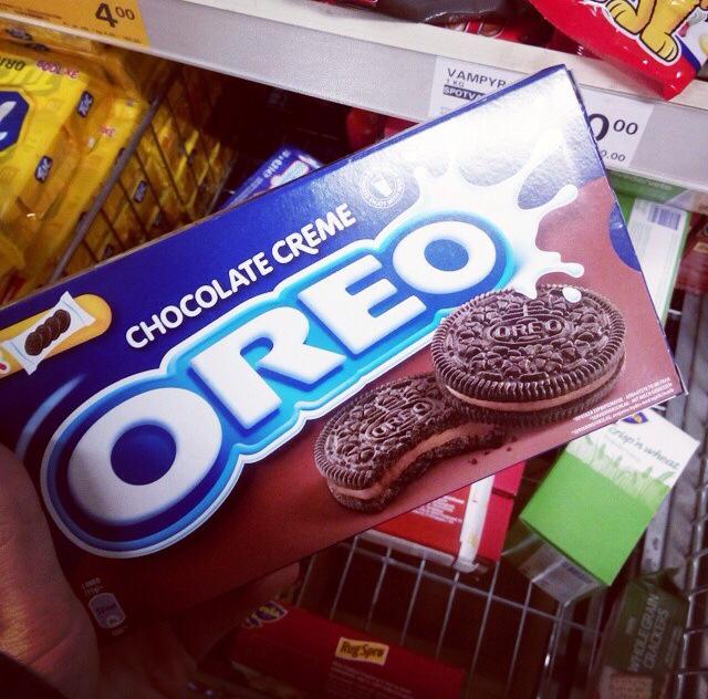 Oreos indeholder generelt ikke mælk i Danmark længere, men hvis du fx går i butikken Normal, vil du kunne finde Oreos, der indeholder mælk, fordi de importerer fra andre EU-lande. Vær opmærksom og læs på deklarationen.