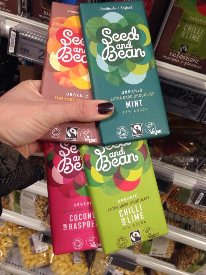 Der er masser af vegansk chokolade derude. Fx disse lækre varianter fra Seed and Bean, som er fairtrade.