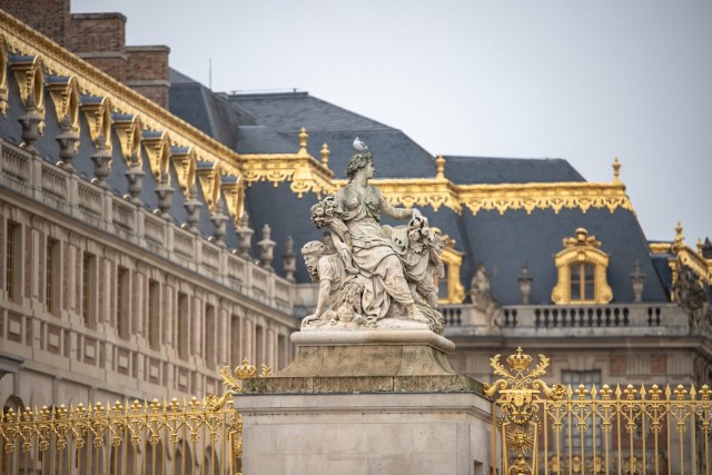 A statue in front of a building

Description automatically generated with medium confidence