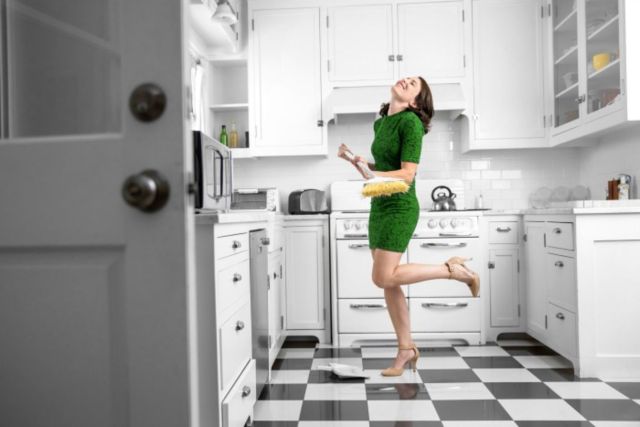 Spring cleaning turned dance party (El Nariz / Shutterstock)