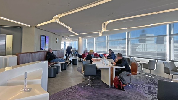 Work desks with central power outlets are a dotted throughout.