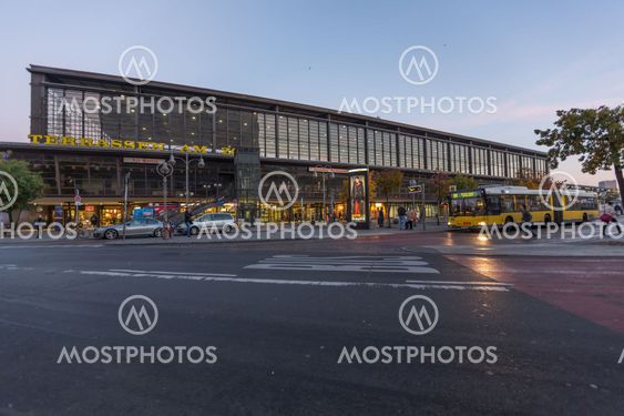 Von Berliner Geschichte Gezeichnet Der Bahnhof Zoo Urbanite Net