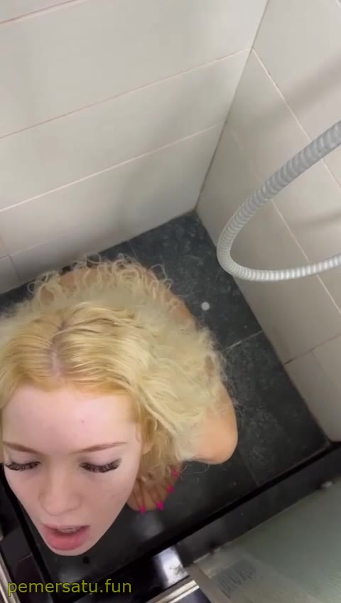 Wajahnya Bule Dikencingin