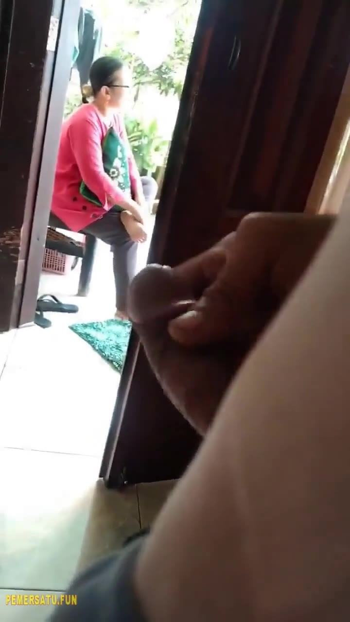 Tamu Eksibisionis Liatin Kontol Ke Mbak Baju Merah Di Ruang