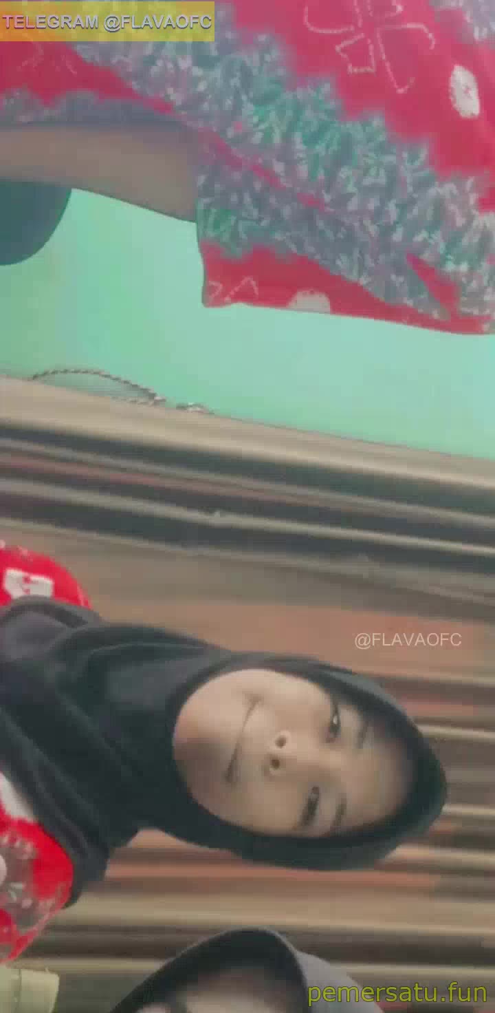 P19 Dinda Hijab ABG 18yo Terkenal Di Sekolah