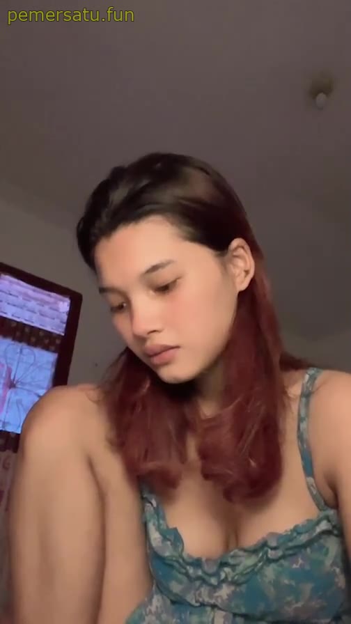 Merokok Cantik Pakai Daster Di Wc Sambil