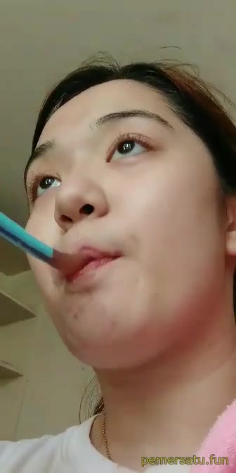 P31 Anna Kristina Ylaya Tobrut Kacamata Mov