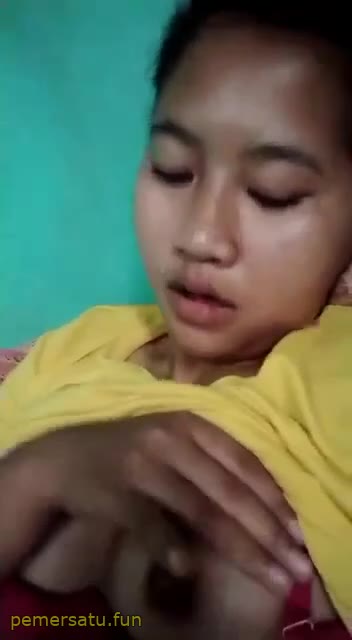 3 Bokep Porno tiara gadis 18yo kampung colok memek 