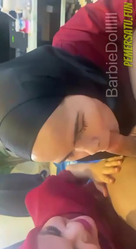 P5 Dua Hijab Threesome Menggilir Kontol Gede
