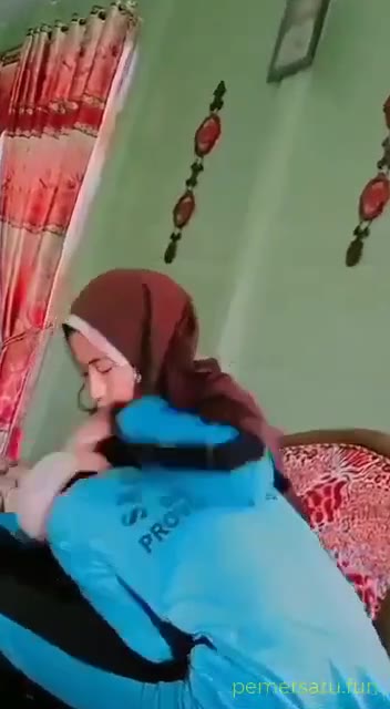 Tamu Jilbab Pramuka 18yo Dikenyot Susunya Di Ruang