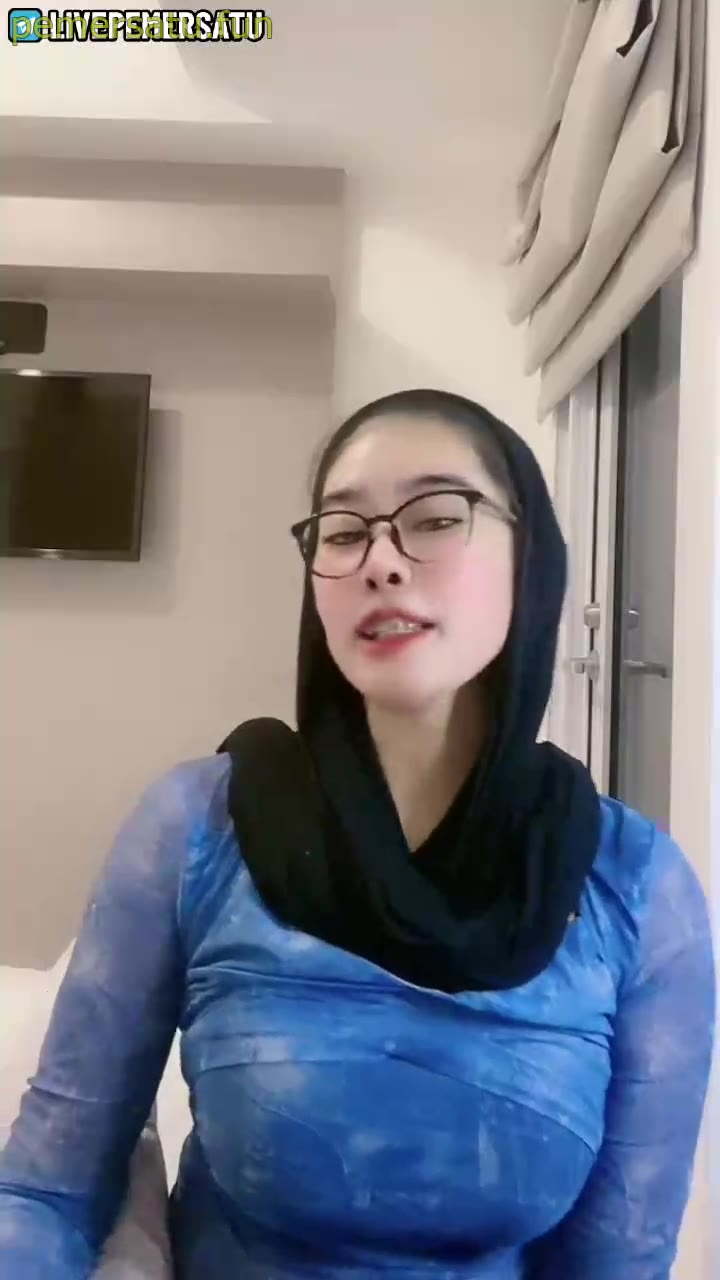 P3 Laura Hijab Colmek Kacamata Jilbab