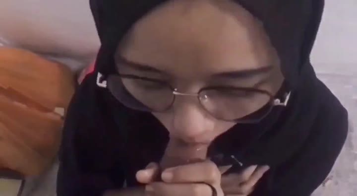 Bokep Terbaru di sepong istri hijab cantik banget