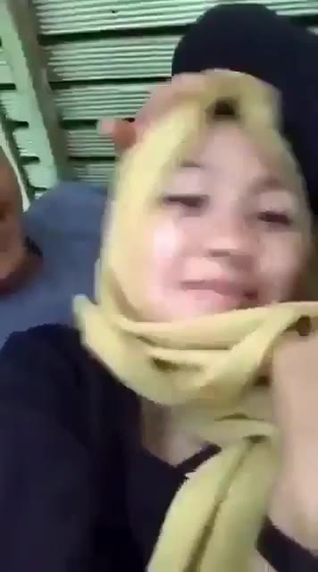 Pacar Jilbab Kuning Mesra Bareng