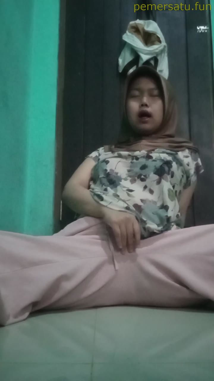 P19 Jilbab Sangean Abg 19yo Toket Gede Hobi Ngangkang Colmek