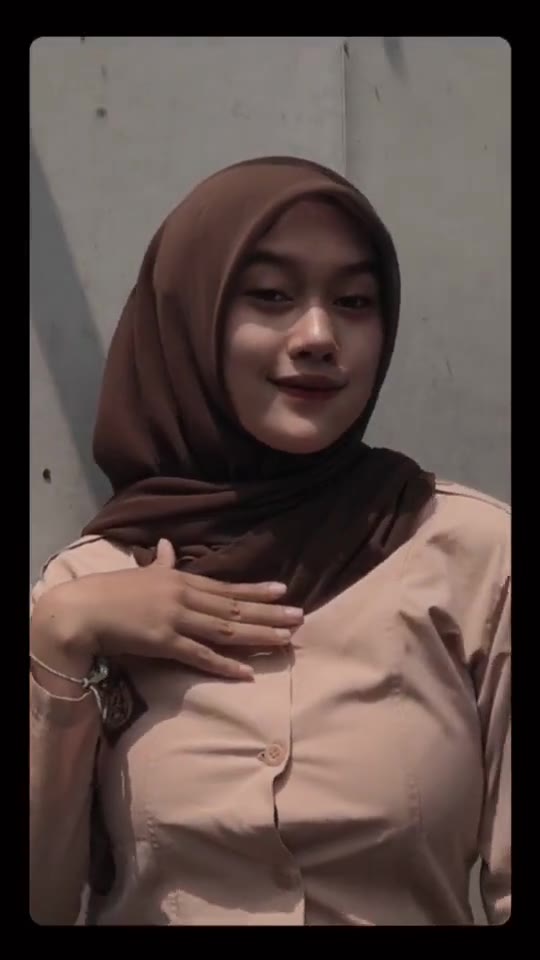 Itu, Jilboob Pramuka, Kancingnya Hampir Putus