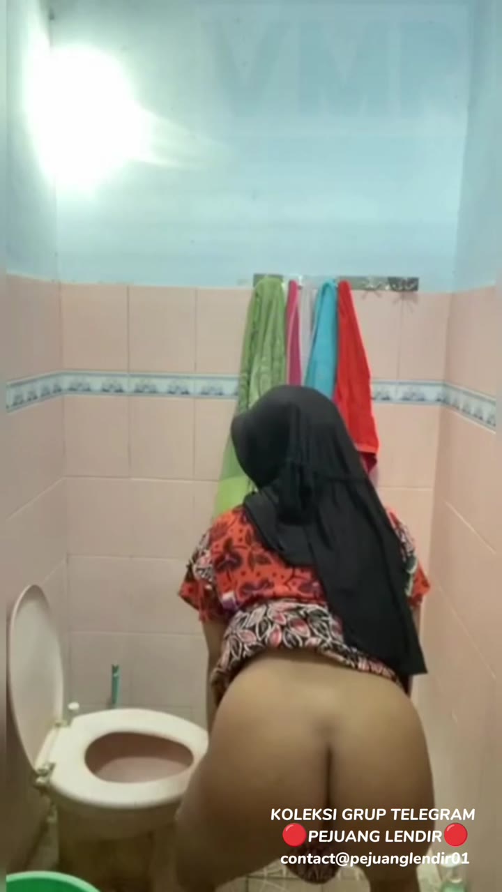 P1 Mutia Jilbab Buk Guru Semok Main Di Kamar Mandi Sampai Pipis