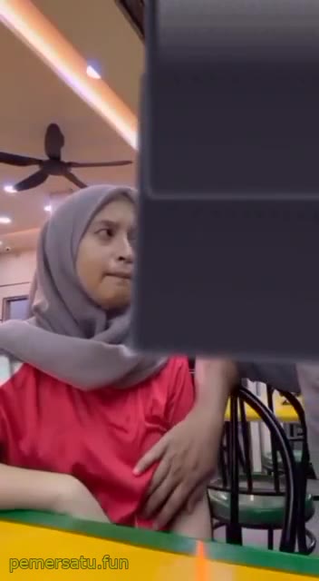 Hijab Di Grepe Di Umum -