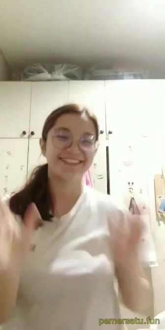 P43 Anna Kristina Ylaya Tobrut Kacamata Mov