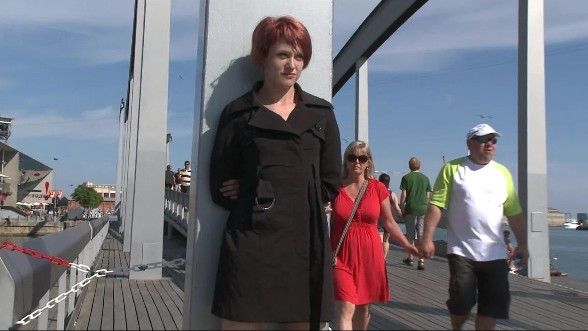 Nuttige Mutter stellt in der Öffentlichkeit ihren nackten Körper zur Schau  - Faperoni Porn Videos