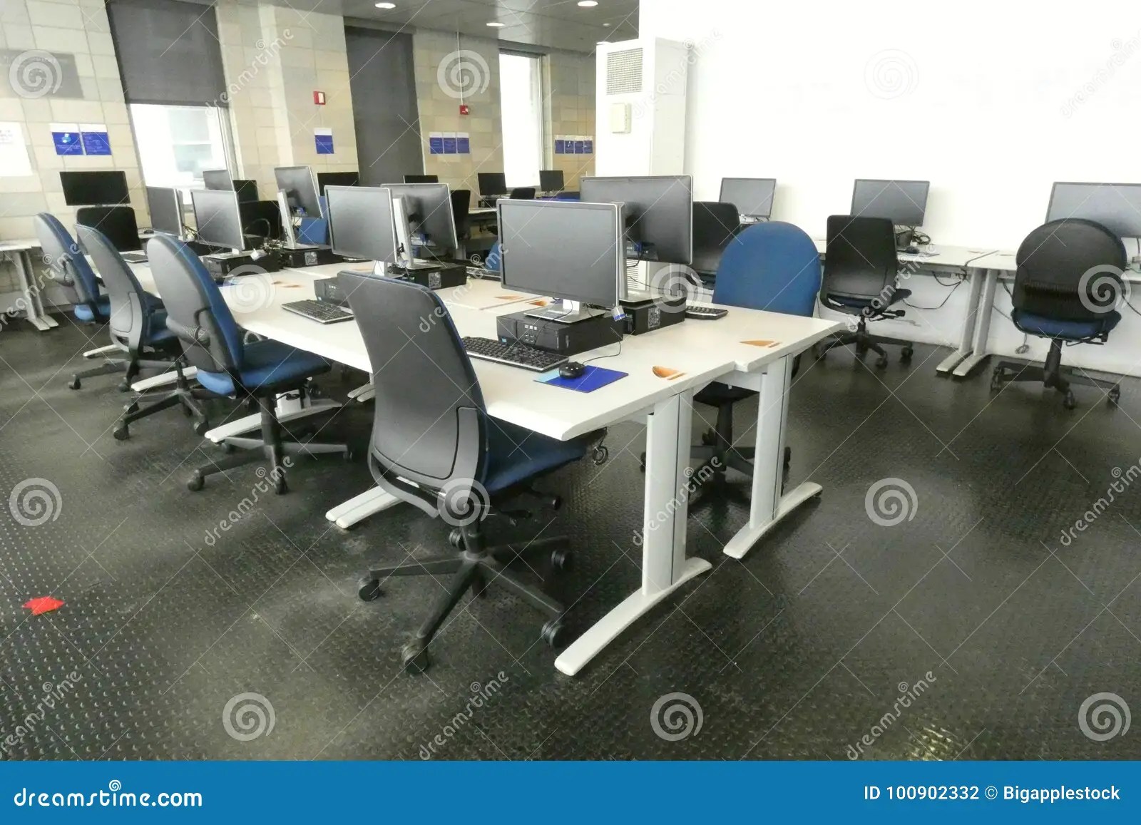 Computer-Labor stockfoto. Bild von geschäft, netz, labor - 100902332