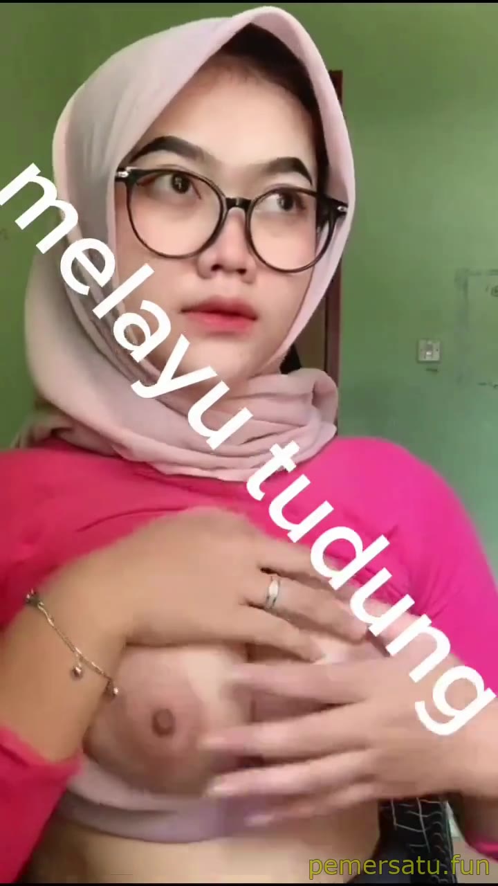  Terbaru Viral jilbab kacamata toket mantap
