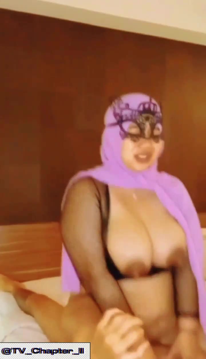 Berjilbab Bikin Konten Dengan MILF Busui Chubby Hot