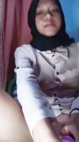 bokep.indobokepin.com-Jilbab Hitam Nina Asanti colmek pake dildo - ui4z5uh84dtm