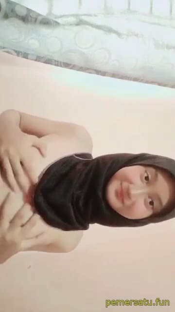 hijab mahasiswi 19yo senyum manis pap tetek (10) Video Bokep