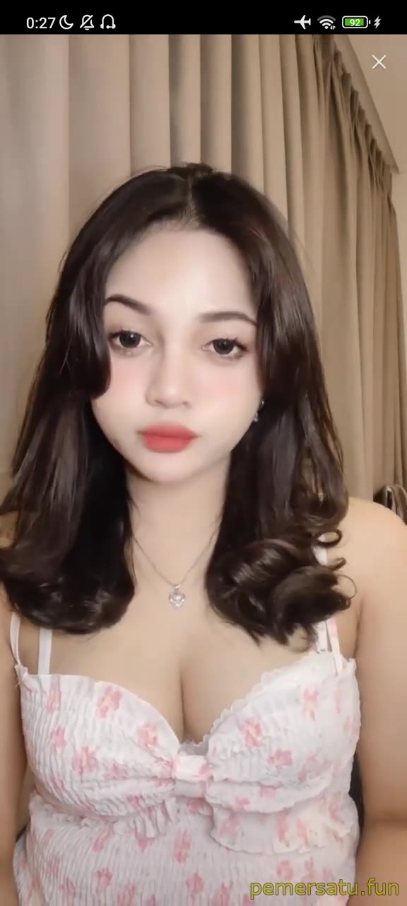 Mantap Live Hot Devina Kelihatan Belahan Nya