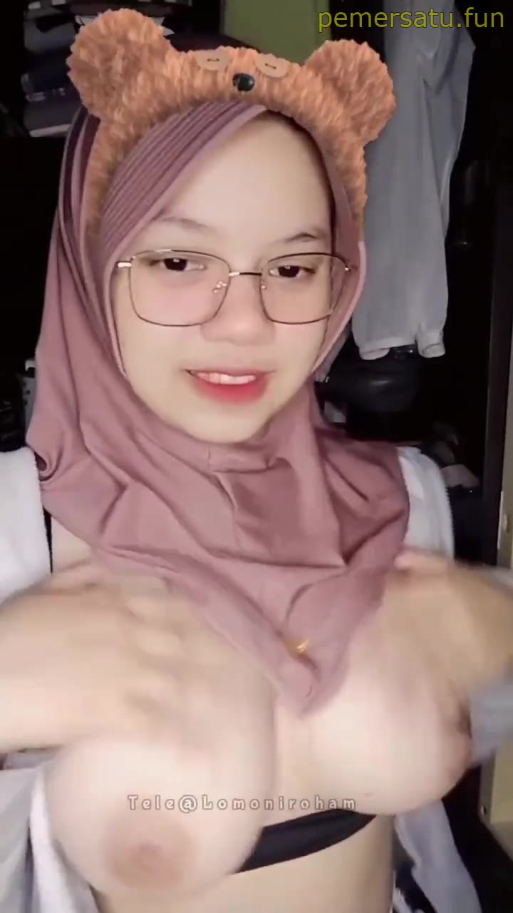 1 Viral Porno jilbab kacamata lucu imut 18yo putih mulus tobrut 
