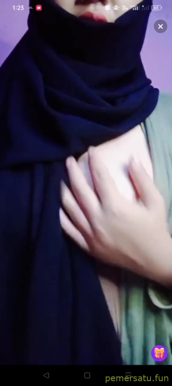  Viral Bokep hijab kacamata sange main toket