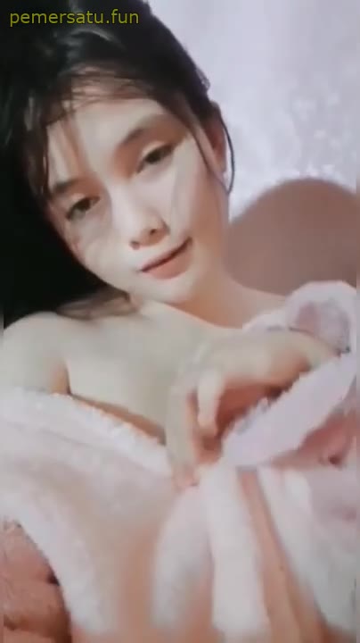 5 Terbaru Porno cantik banget abg kacamata 18yo mulus ini 