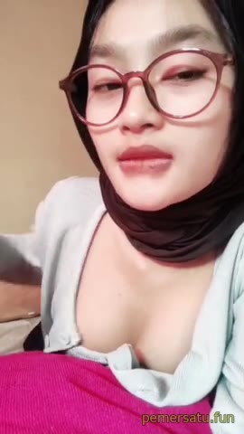 2 Bokep Viral gairah hijab kacamata cakep sange 18yo sepong 