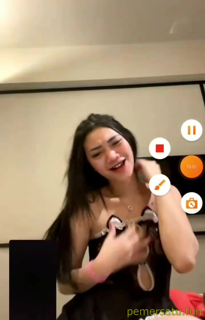  Bokep Viral vcs nemenin pacar buka baju