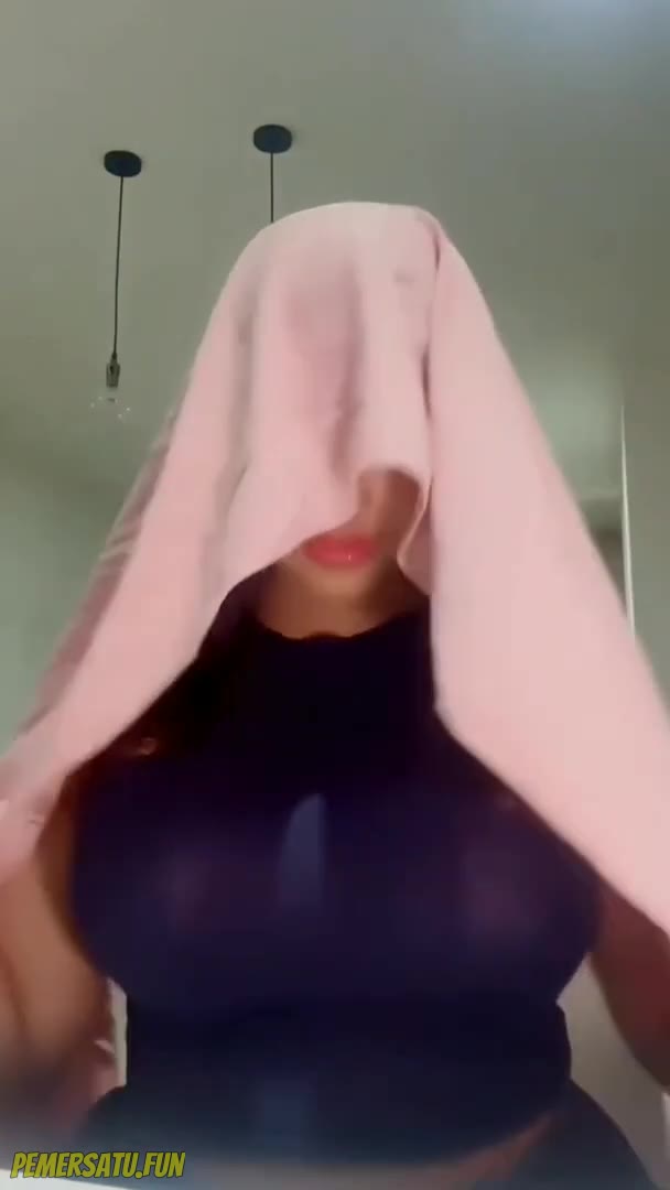 Padat Pakai Jilbab Toket Gede