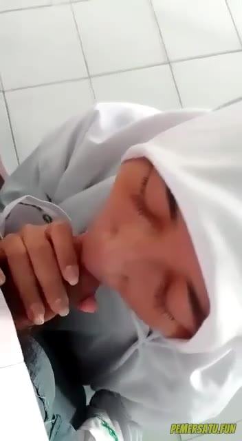 hijab putih seragam 18yo sepong di kelas Video Bokep